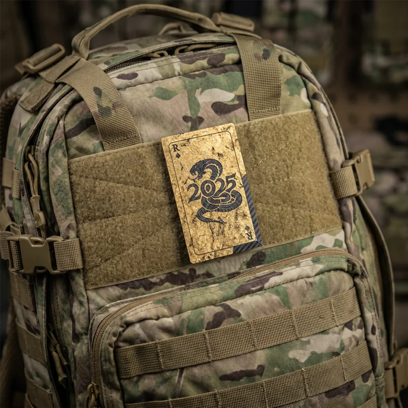 

Золотистая карта-нож из кованого карбона 2025 Год Змеи Black Label для DIY-аппликаций, тактических гаджетов, уличных инструментов, декоративных элементов