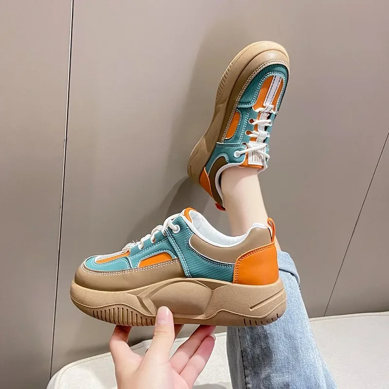 Piccole scarpe bianche femminili 2023 primavera nuovo coreano versatile studentessa scarpe con suola spessa per il tempo libero scarpe da donna traspiranti tendenza