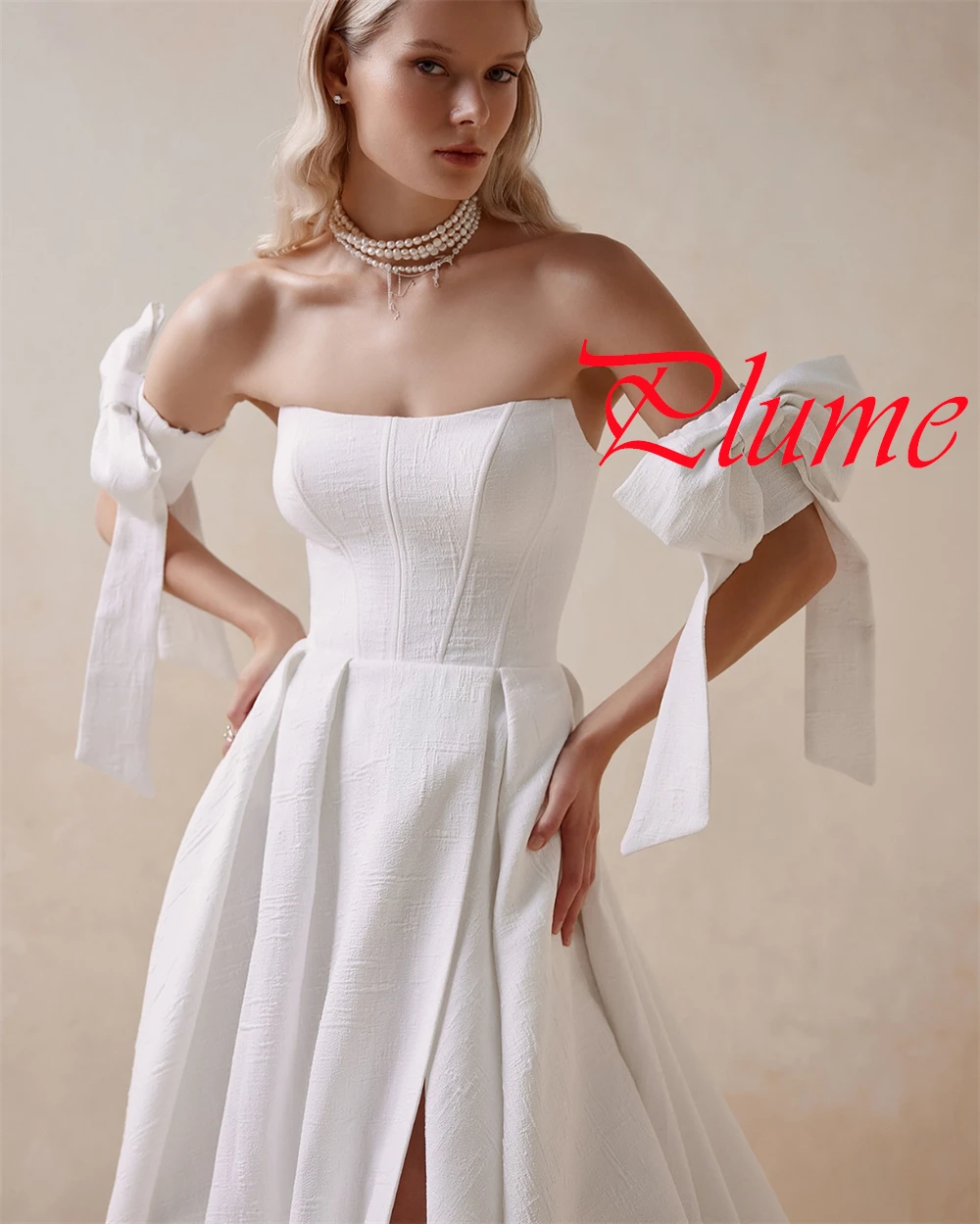 Exquisitos vestidos de novia de satén blanco personalizados, vestido de novia sencillo sin tirantes con hombros descubiertos, vestido de novia con cola de capilla y espalda abierta