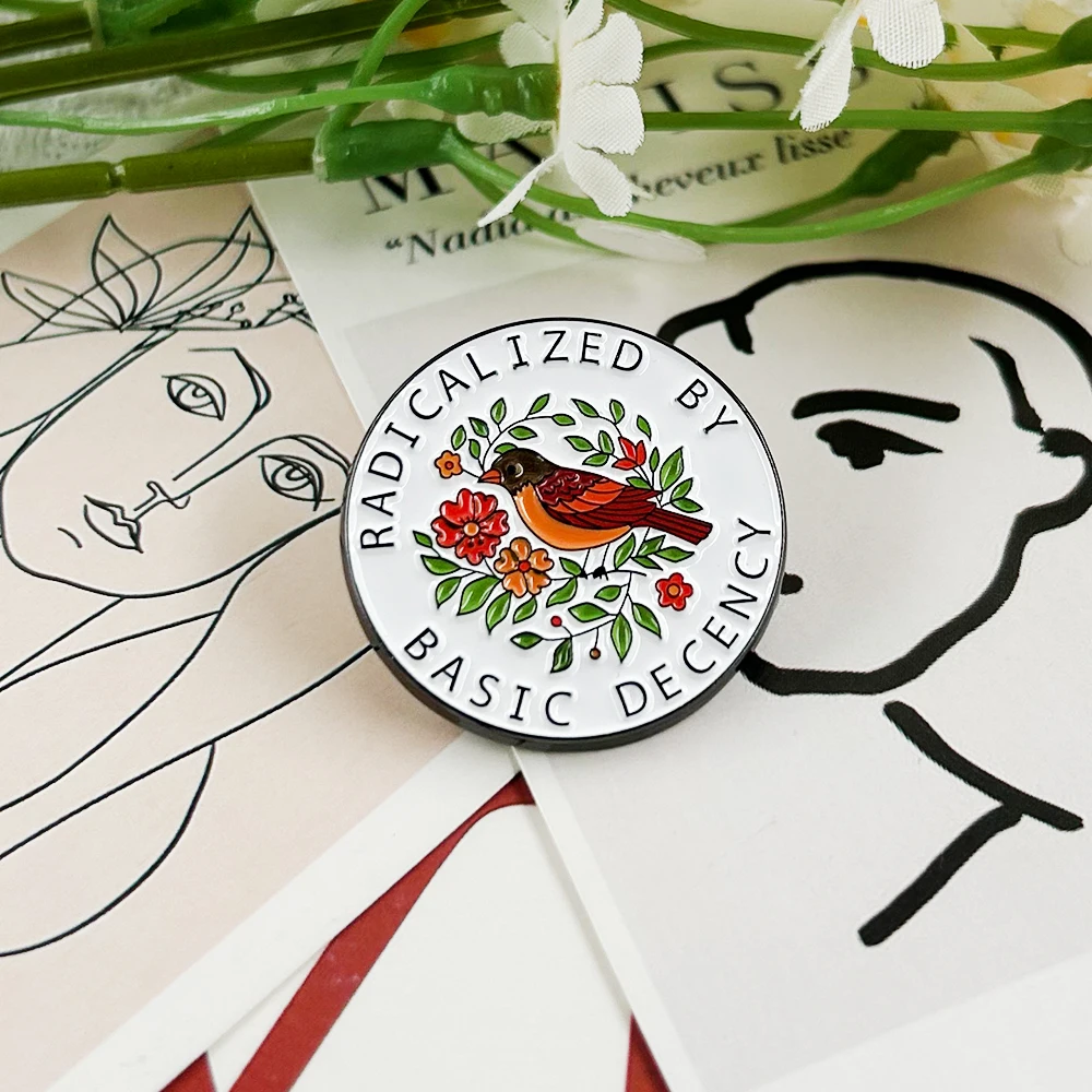 Radikalisiert durch grundlegende Würde, Emaille-Anstecker, Abzeichen für Gleichberechtigung, kleine Vogel-Blumen-Brosche, Gerechtigkeits- und Aktivismus-Schmuck, Anstecker für den Revers, Demokratischer Schmuck – Detail 5