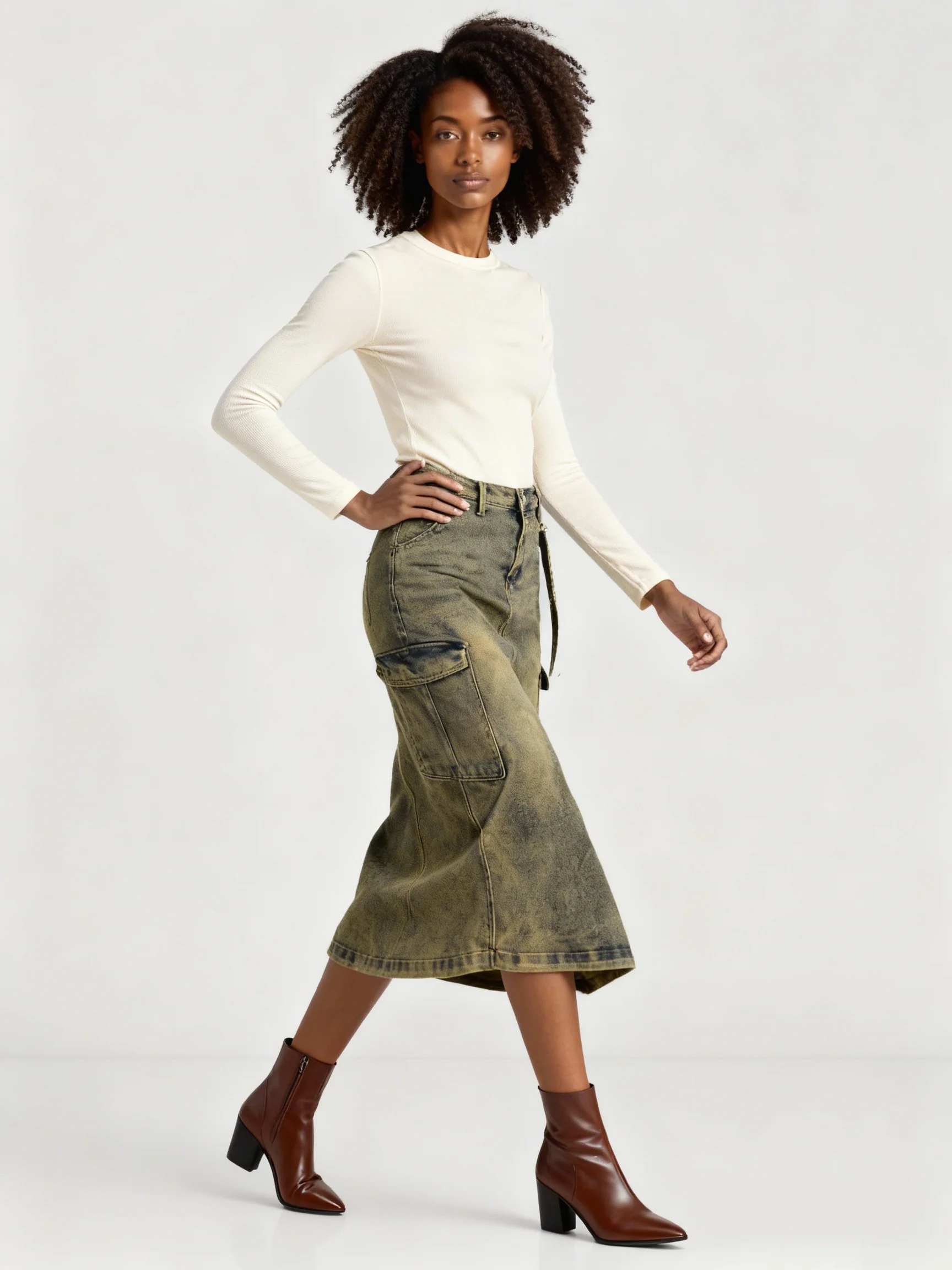 Damska spódnica midi cargo z denimu vintage, sprany, z wysokim stanem, o prostym kroju, streetwearowa, z kieszeniami typu utility, codzienna moda, element do stylizacji.