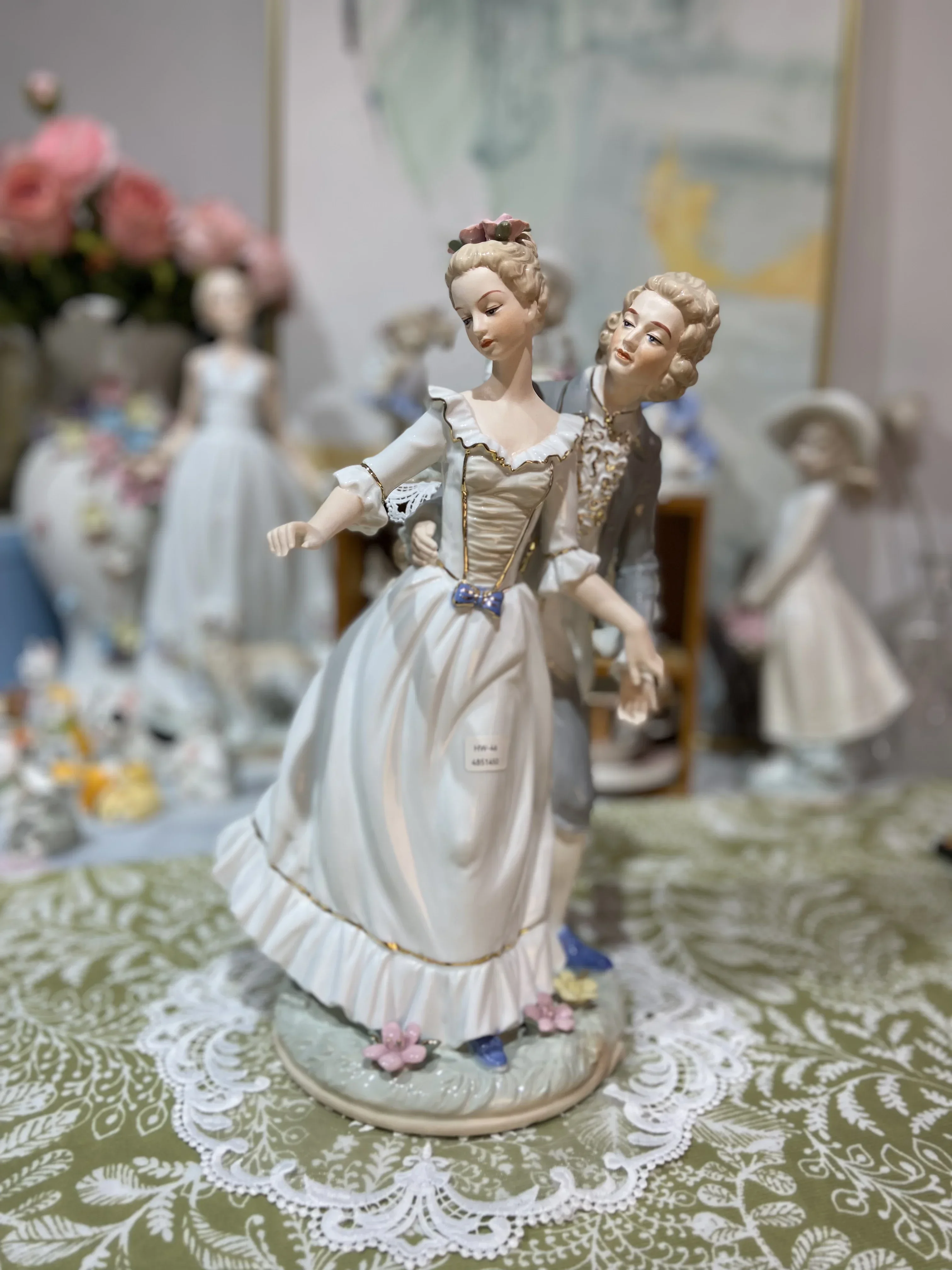 European Vintage Porcelain Lovers Figurine Handmade Ceramics Chateau Couple Figure Statue Decor Gift Craft Adornment Furnishing