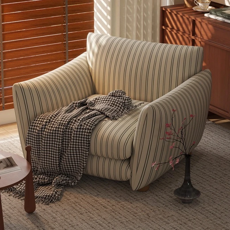 كرسي بذراعين عتيق في منتصف القرن بتصميم بسيط وحديث للشرفة وكراسي غرفة المعيشة وأثاث أنيق ومريح