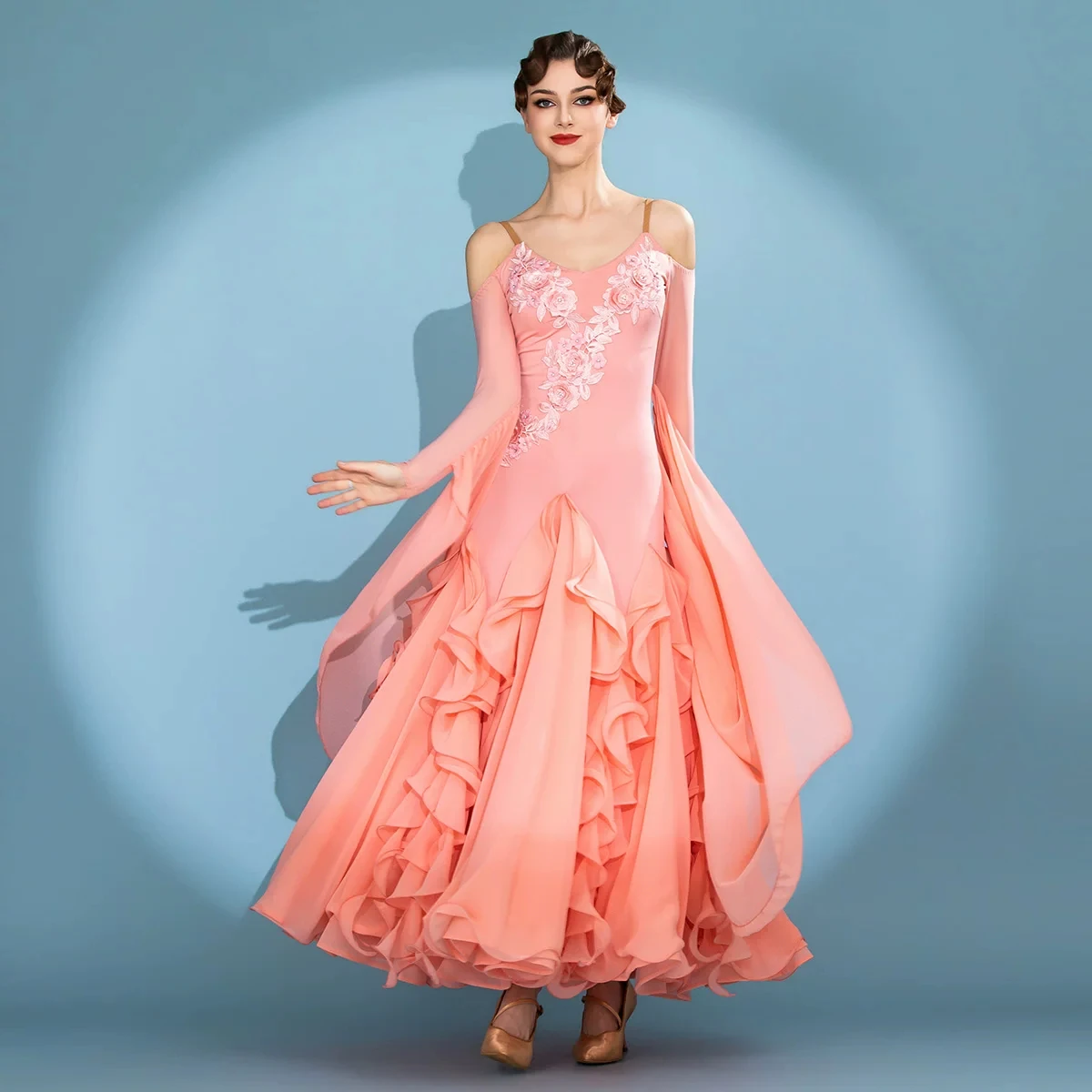 Vestido de competición de baile de salón con tirantes finos, hombros descubiertos, mangas largas, decoración floral 3D en diagonal, falda amplia con múltiples volantes.