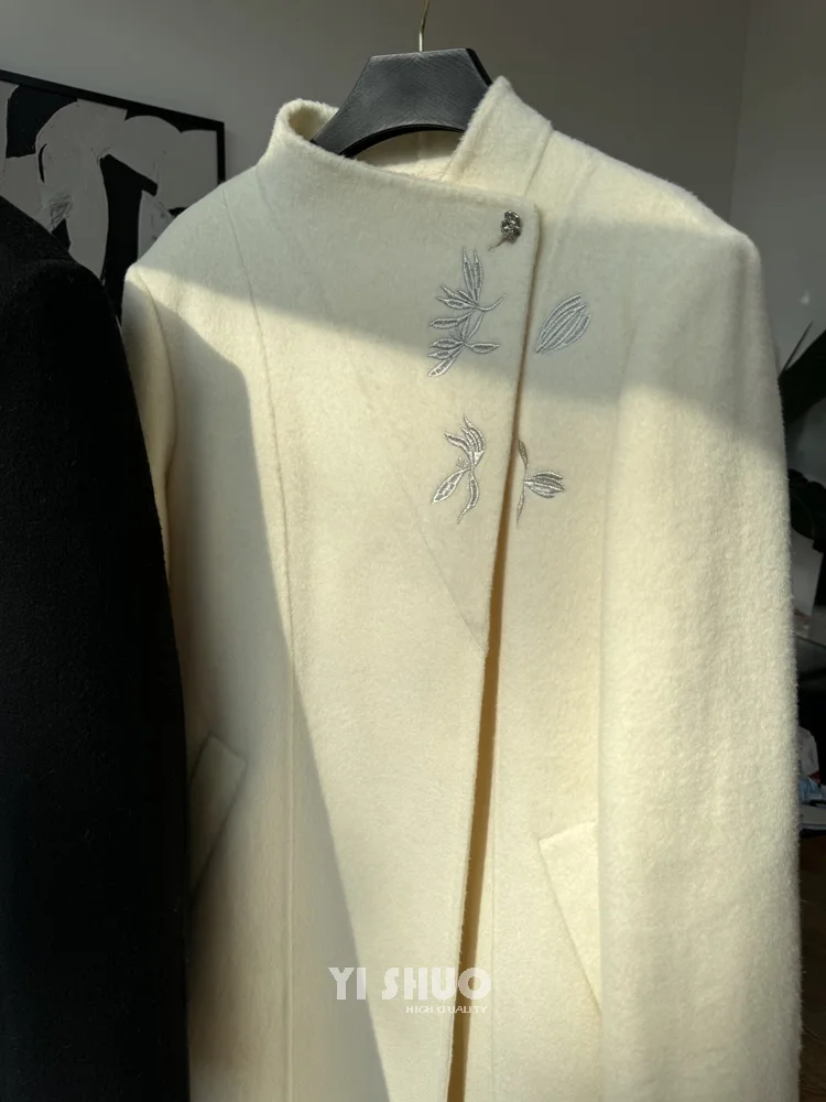 خريف شتاء جديد الراقية النمط الصيني الجديد الرياح التطريز الأسود مزدوجة الوجهين معطف الصوف المرأة طويلة الفراء سترة المرأة معطف فضفاض