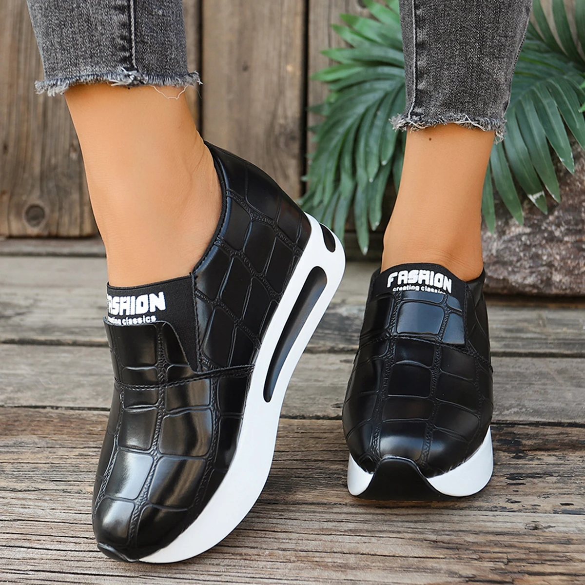Damen Komfort-Sneaker mit Krokodilmuster, Slip-On, Keilabsatz, Plateau, Luftpolster, Alltagsschuhe – Detail 7