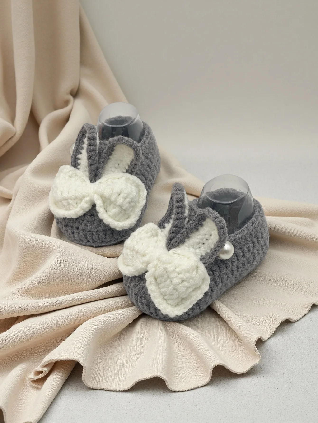

1 пара детских пинетков ручной работы, серые вязанные крючком тапочки с белым бантом, детская вязаная обувь для новорожденных