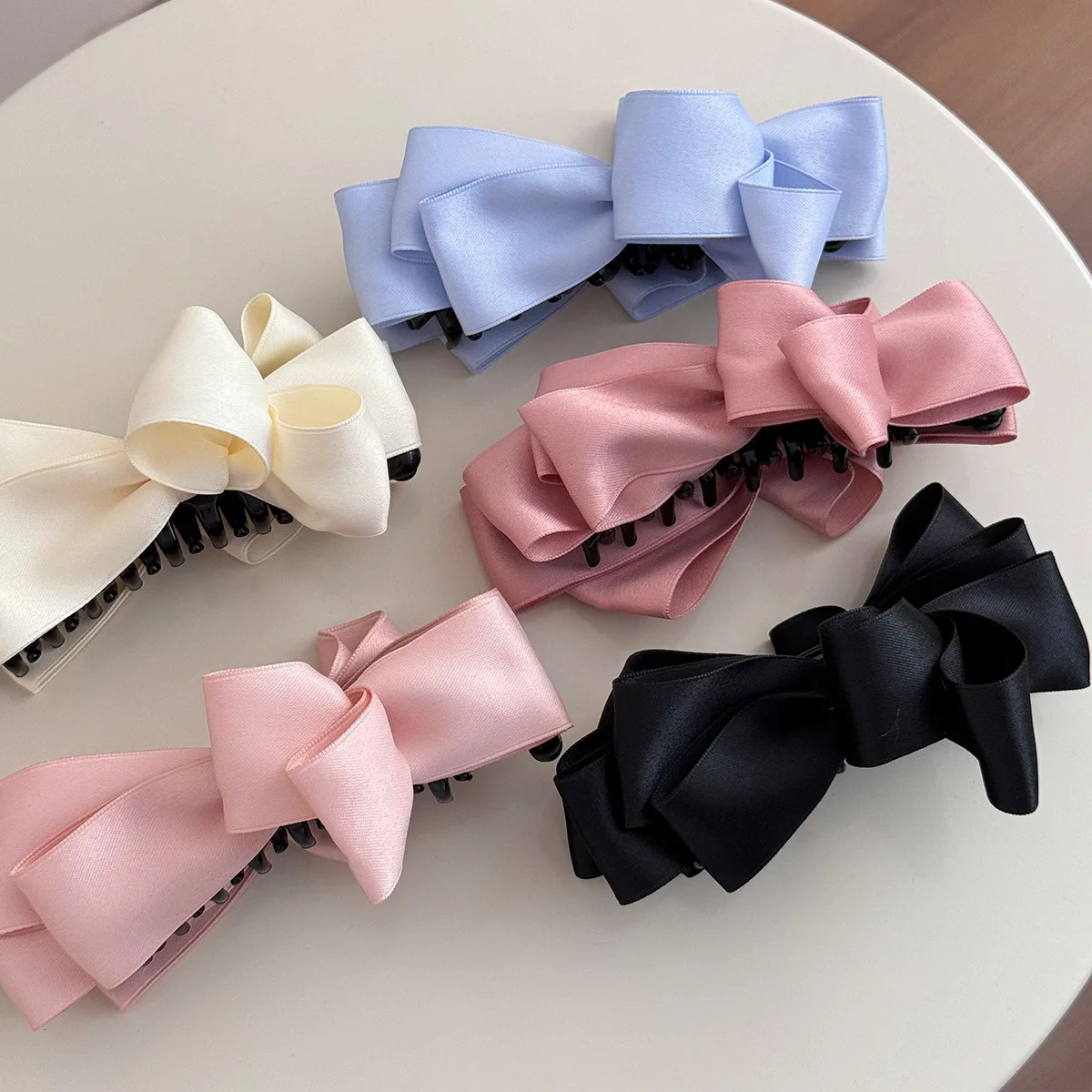 

Корейский атласный однотонный бант-банан, зажим для женщин и девочек, зажим для хвоста на затылке, милые универсальные аксессуары для укладки волос, новинка