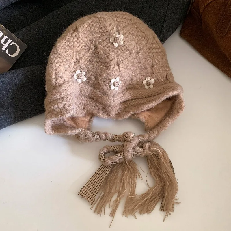 Koreanische gestrickte Blumenmütze, süß und niedlich, warme Fliegermütze, vielseitige Wintermütze mit Zopf und Quaste, gebundene Ohrenschutz-Beanie-Mütze – Detail 4