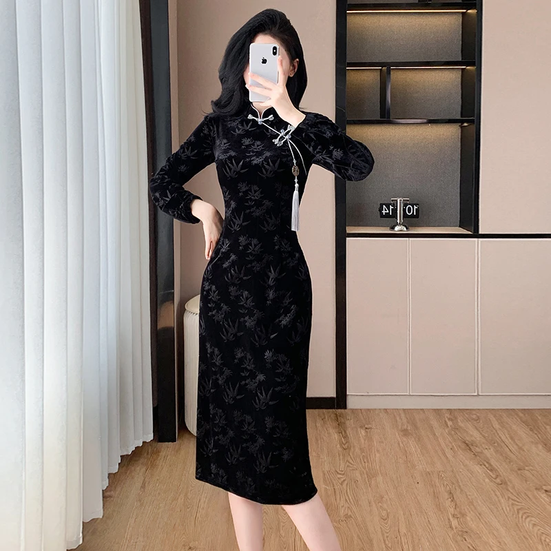 

Women's Elegant Black Velvet Cheongsam Dress 2025 Modern Chinese Qipao Fall Winter Banquet Gown Vintage Style Long Sleeve