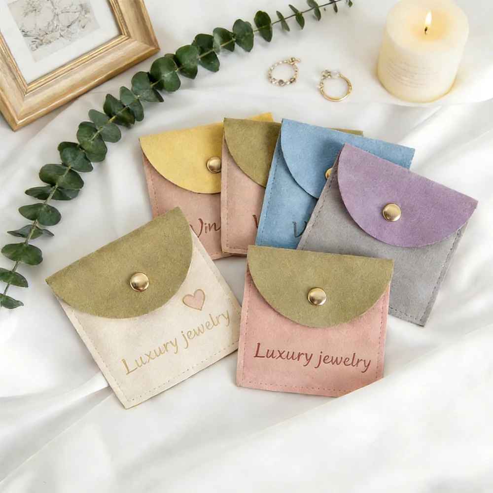 

50/100 шт. пакеты для упаковки ювелирных изделий с индивидуальным логотипом, микрофибровые бархатные конверты с клапаном на кнопке, мешочки для хранения колец, серег, браслетов, подвесок