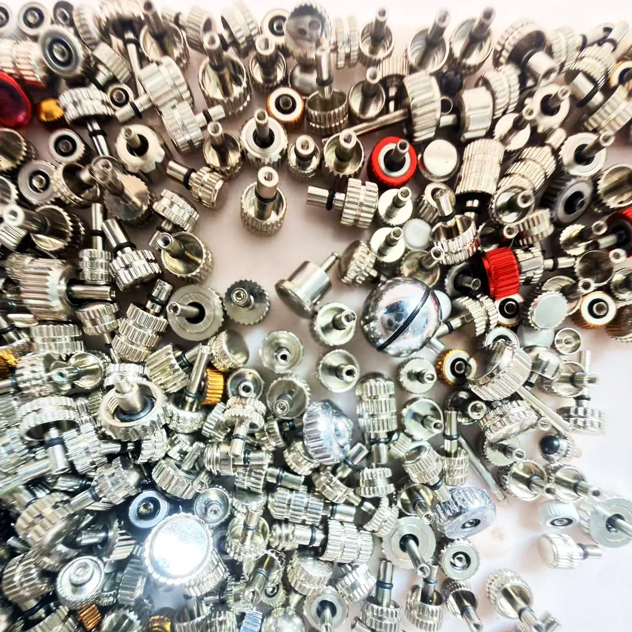 Watch movement accessories, mixed packs, spare parts, watch crowns, and handles of various sizes are randomly packed in a pack o
