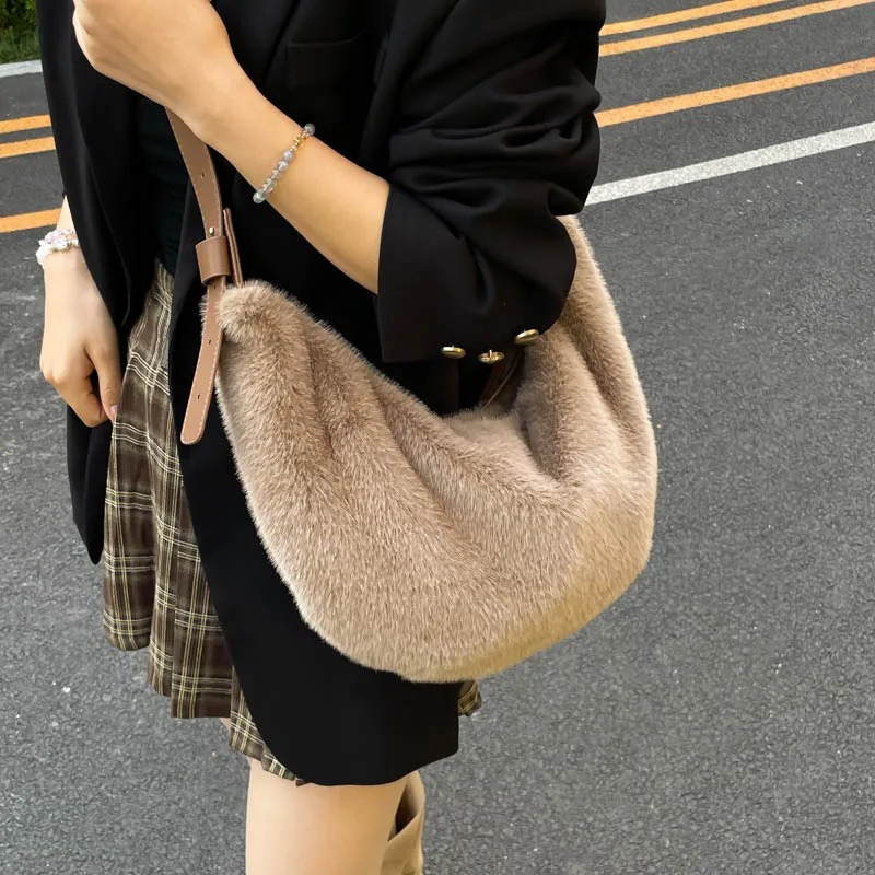 

Work Commuting Crossbody for Women Autumn Winter Large Capacity Shoulder Premium 2025 New Single Shoulder Hairy Plush Bag