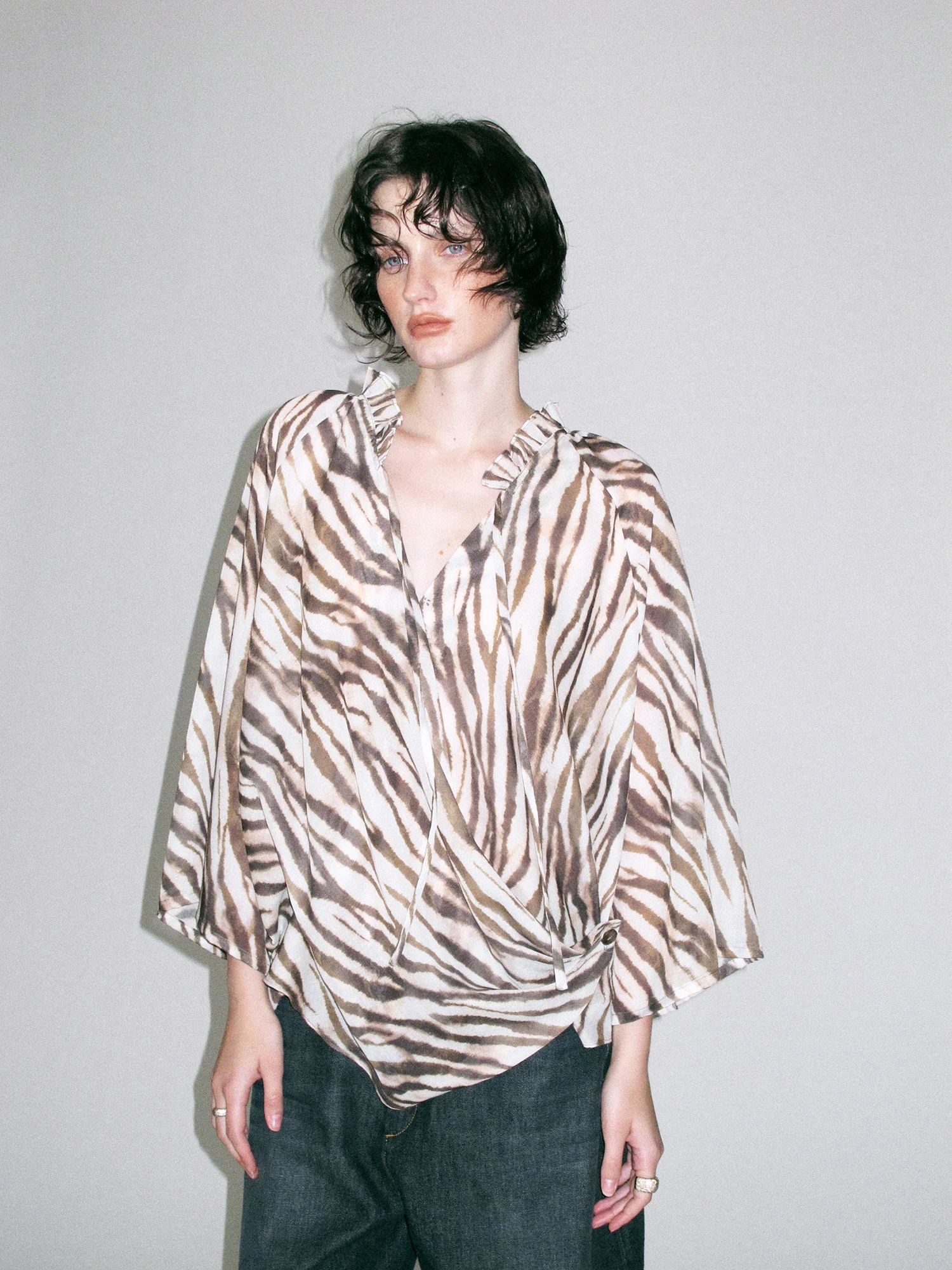 

Женская блузка Molin Heavy Industry с V-образным вырезом, длинными рукавами, свободного кроя, в корейском стиле, с узором «зебра», на шнуровке, с перекрестным подолом, цвета «деревянное ухо»