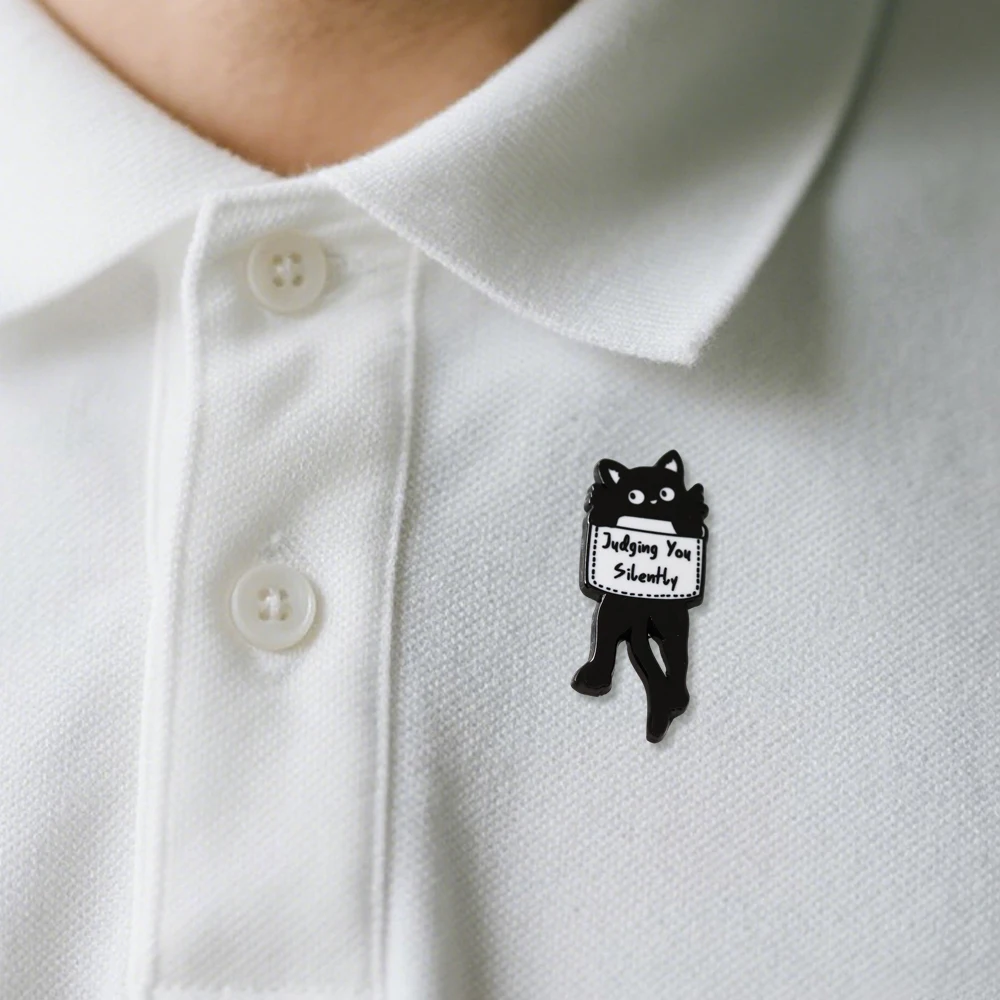�Ich beurteile dich stillschweigend“ – lustiger Slogan-Abzeichen-Design, schwarze Katze, Brosche, Accessoire für Tierliebhaber, Emaille-Anstecker, schlichter Modeschmuck. – Detail 7