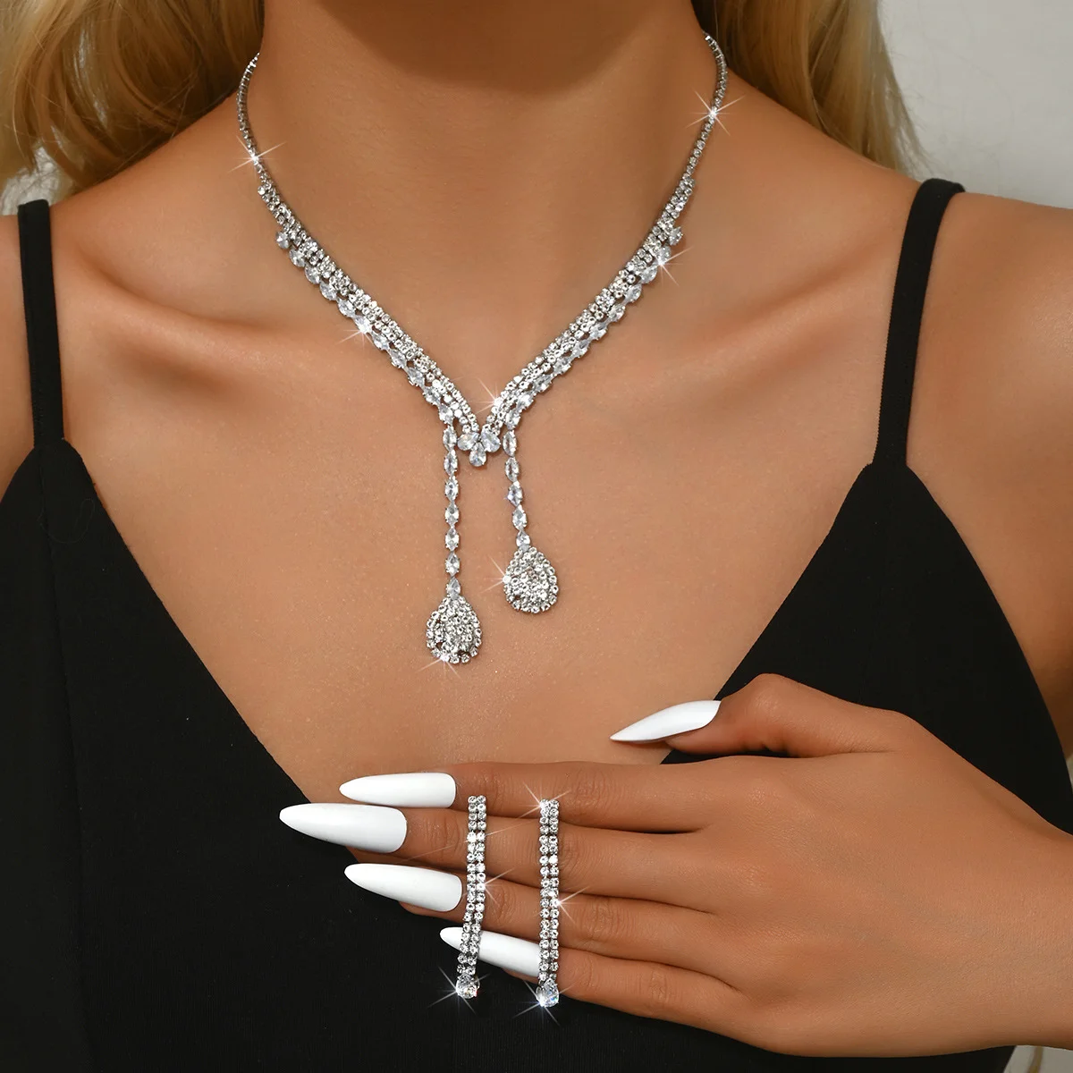 

Necklace earring jewelry set, formal dress chain, fashionable and versatile bridal accessory. Wife's Gift