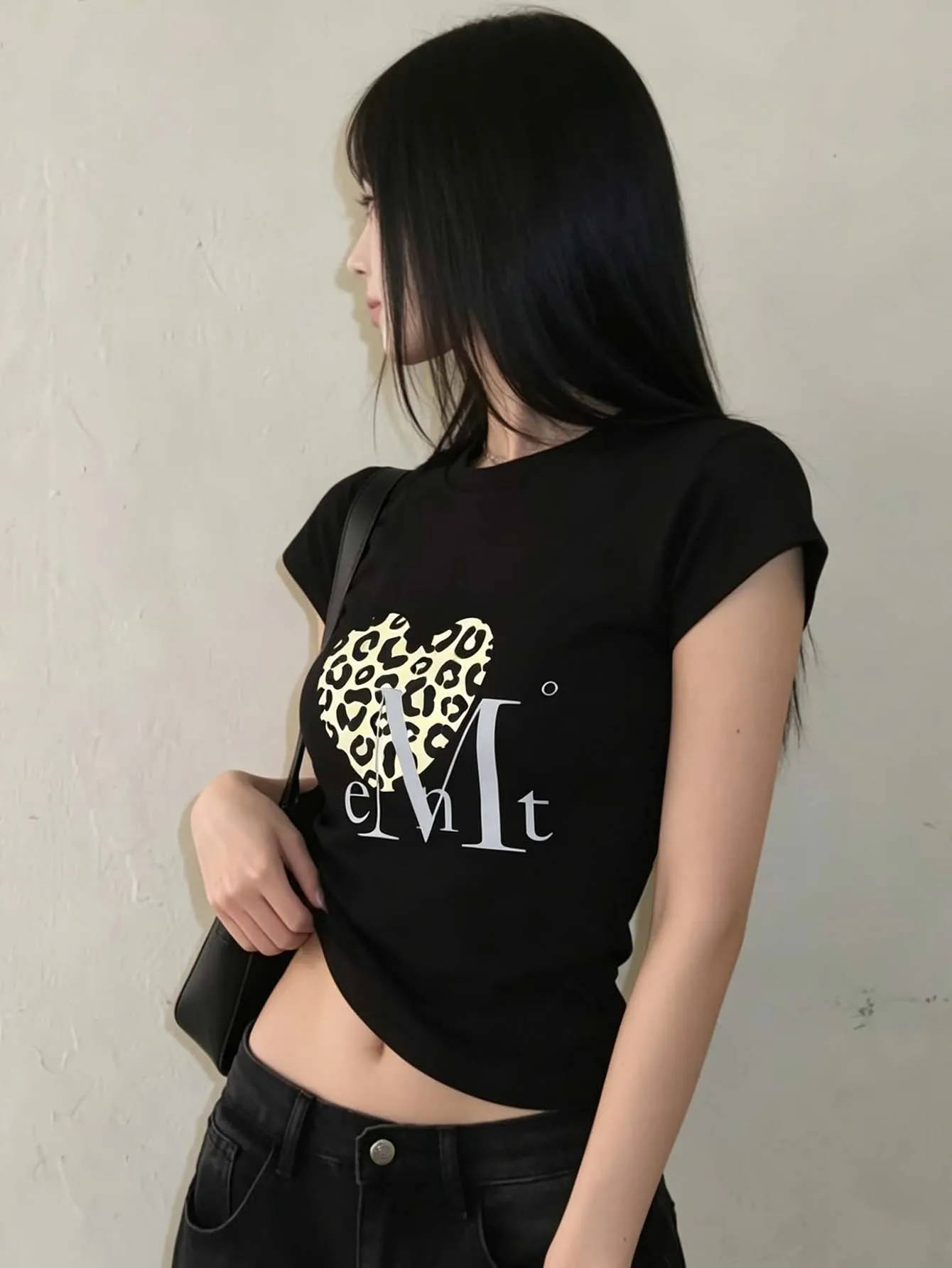 Leopardenmuster Herzförmiges Buchstabenmuster Kurzarm-T-Shirt für Damen, Figurbetonte Kurze Form, Tief Ausgeschnittenes Enges Oberteil – Detail 3