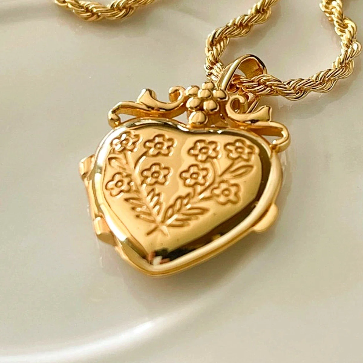 

HangZhi Vintage Heart Flower Album Pendant Opening Necklace Geometric Square Y2K Punk Charms Jewelry for Women New