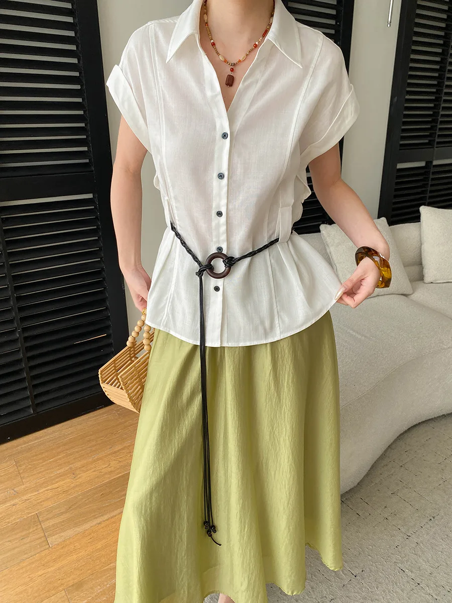 Sommerliches Damen-Freizeithemd mit einfarbigem Kragen, tailliertem Schnitt und schlank machendem, kurzärmeligem Design. – Detail 21