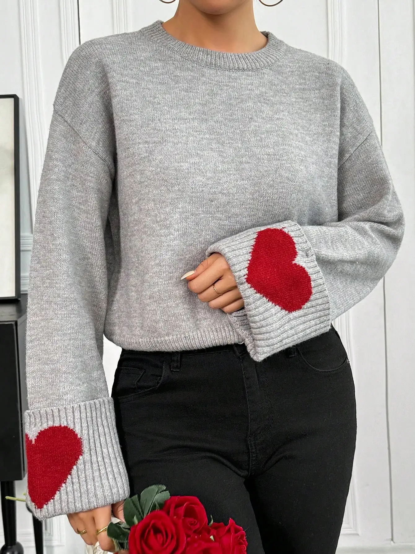 

Women's Gray Heart Cuff Knit Sweater, Round Neck Casual Pullover for Fall Winter Valentine's Day