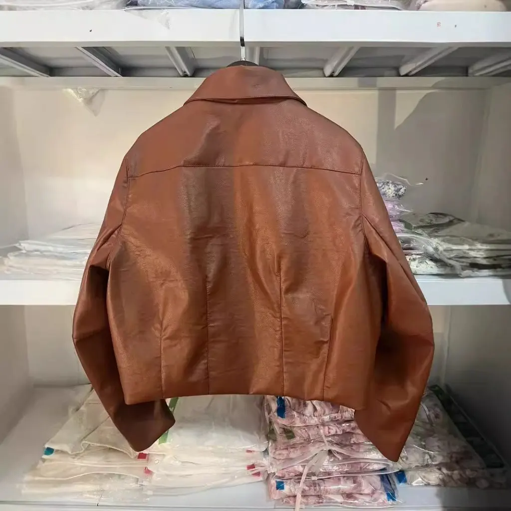 Herfsttemperament Veelzijdige revers Leren korte jas met lange mouwen en knopen voor dames van spotgroothandel