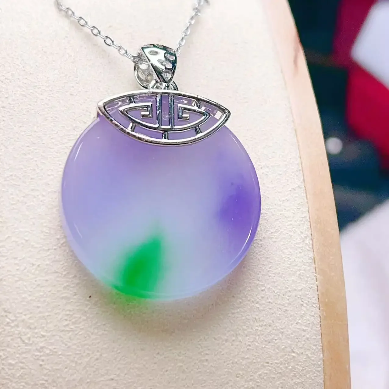 

Jadeite ice glutinous seed purple green safe brand ice transparent moisture fine engraving genuine round hand engraving gift