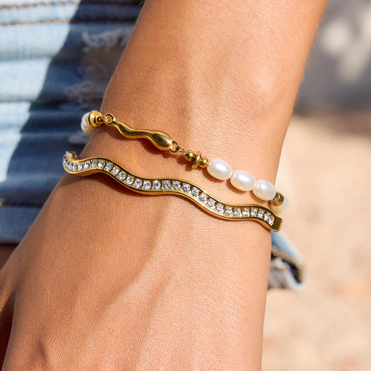 

AIKOER 18K PVD Gold Color Plated Stainless Steel Simple Classic Style Rhinestone Wave Bracelet Round Cherry Bracelet Women's Jew