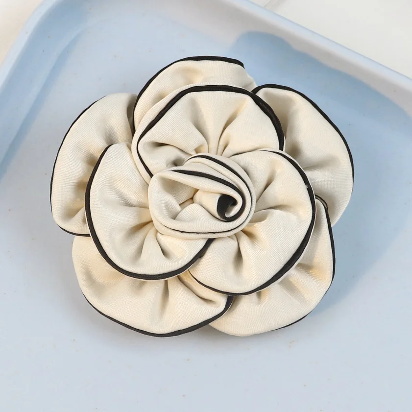 Luxury Black White Fabric Camellia Flower Brooches for Woman Cloth Rose Brooch Pins Dress Shirt Fashion Accessories Dropship