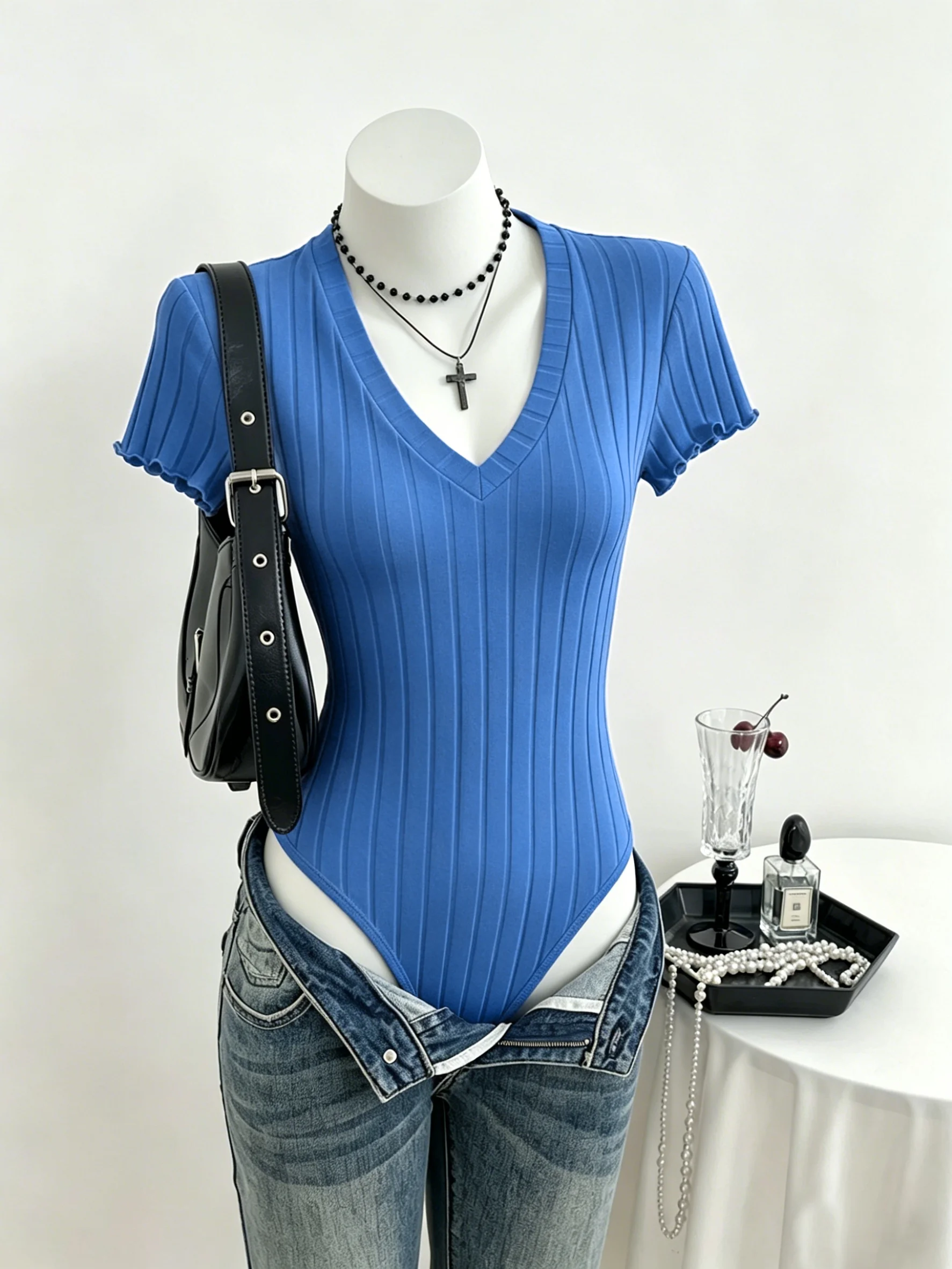 Damen gerippter V-Ausschnitt Kurzarm-Body mit Rüschenärmeln, schmal geschnittener, dehnbarer Strick-Jumpsuit, lässiger Mode-Top für Ausgehzwecke. – Detail 8