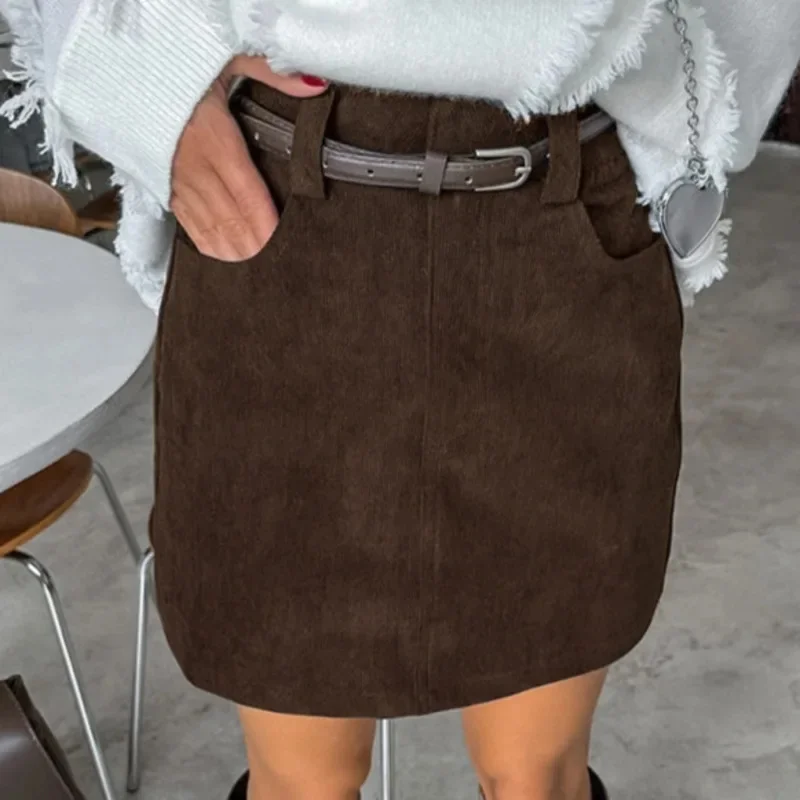 กระโปรงผ้าลูกฟูกเอวสูงของผู้หญิง ผ้าเนื้อนุ่ม ทรงตรง กระโปรงสีทึบลำลองสำหรับสำนักงาน สตรีทแฟชั่นฤดูใบไม้ร่วงทุกวัน