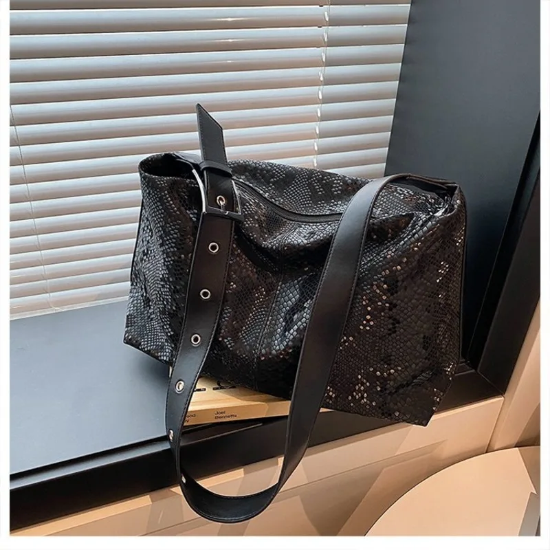 حقيبة يد رشيقة براقة فاخرة لحفل العشاء مناسبة رسمية 2025 موديل جديد أنيق رائع أنيق خالد متعدد الاستخدامات أنيق