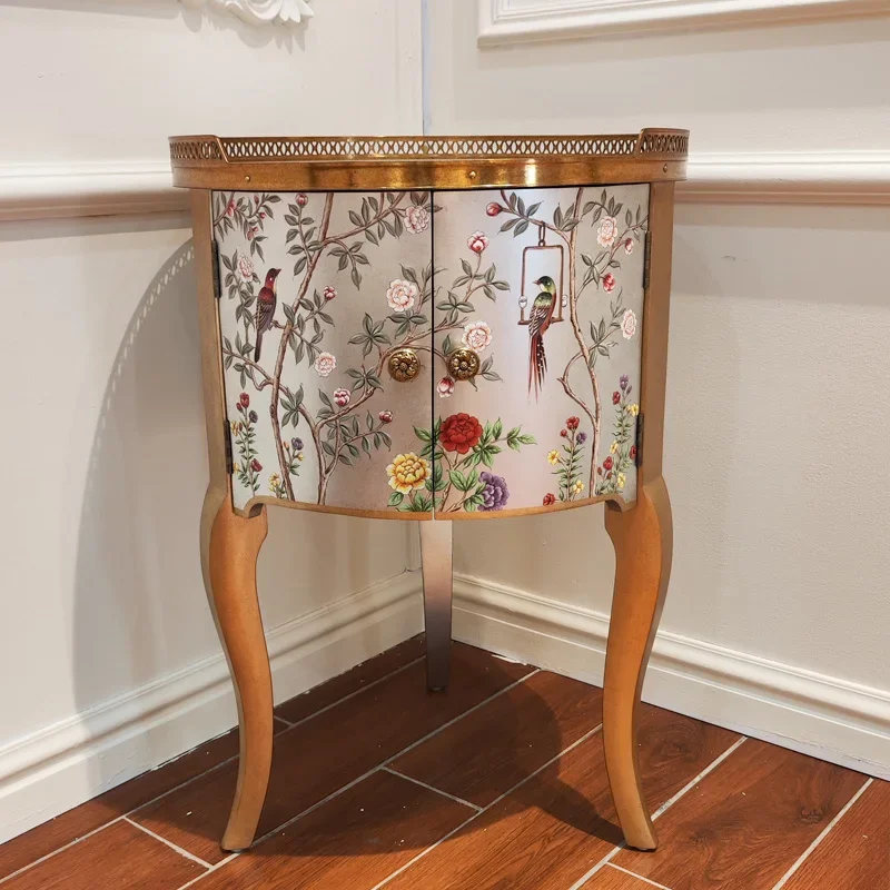 

Диван с круглым медным краем может хранить небольшой угловой стол