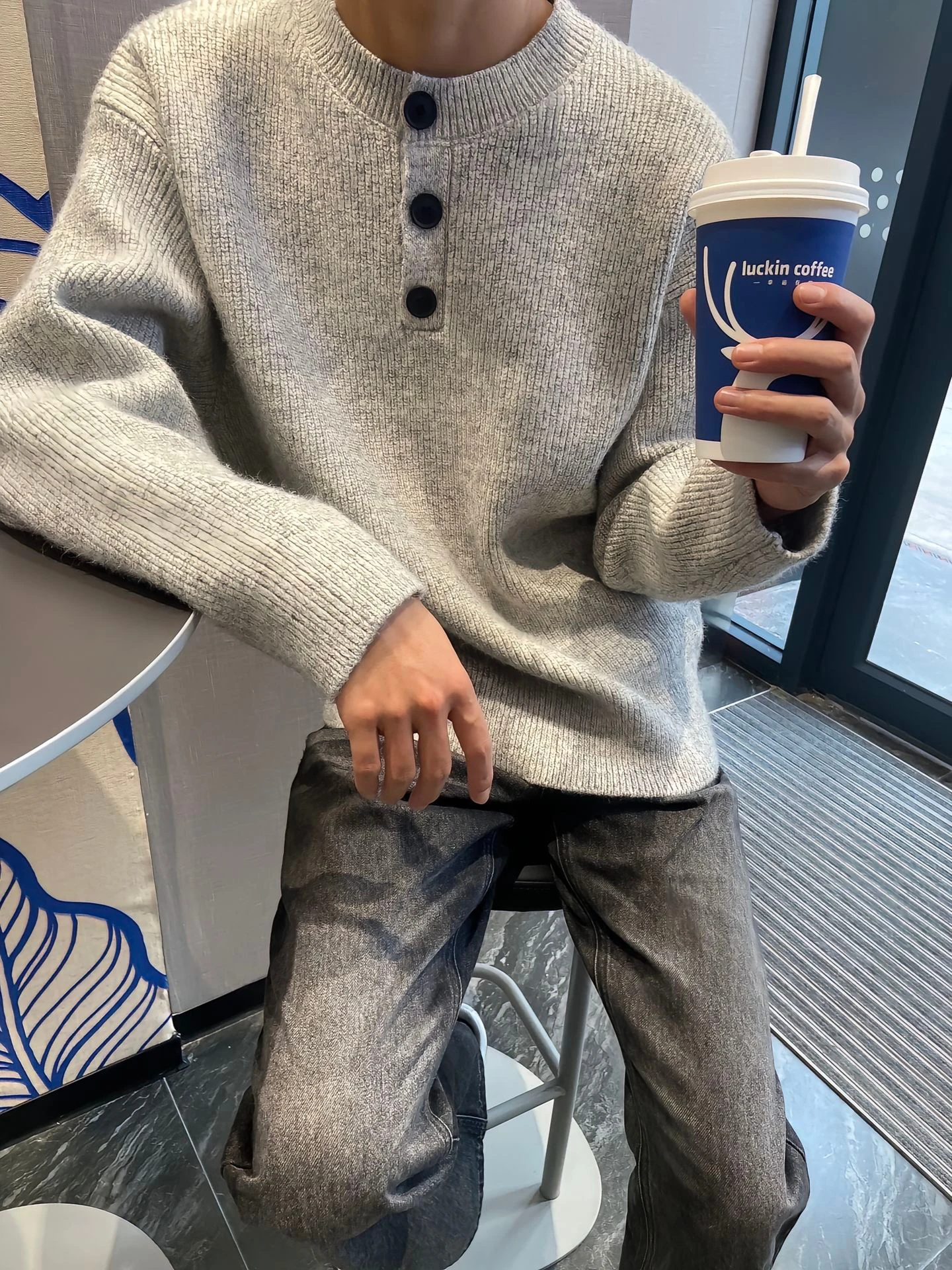 

Светло-серый мужской трикотажный пуловер в американском ретро-стиле с круглым вырезом и воротником Хенли, свободного кроя, удобный, мягкий, из полиэфирного волокна