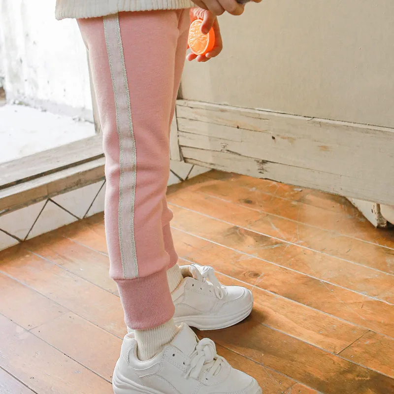 

2023 Winter Children's Wear Children's and Girls' Fashionable Vertical Strap Leggings with Plush Casual Guard Pants
