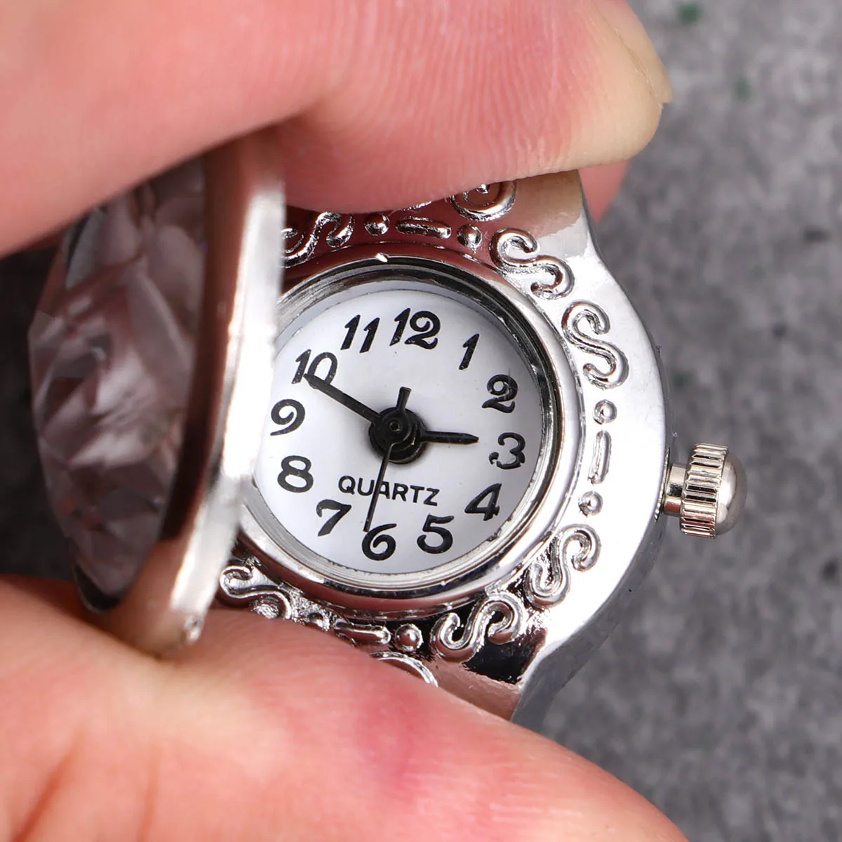 

Stylish Oval Shaped Finger Fashion Quartz For Men Women White Stretch Band Unique Gift s Friends Mini Watch Finger Ring