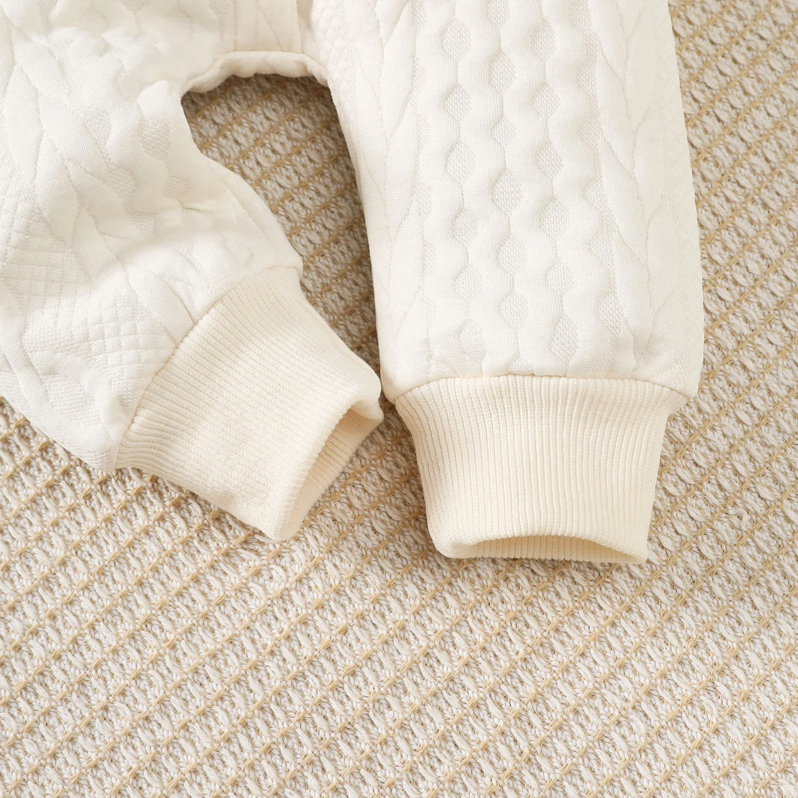 Neugeborenen-Baby-Jungen-Kapuzen-Body, einfarbiger, gedrehter Jumpsuit, geeignet für Jungen von 0-18 Monaten, Frühlings- und Herbst-Krabbelkleidung – Detail 6