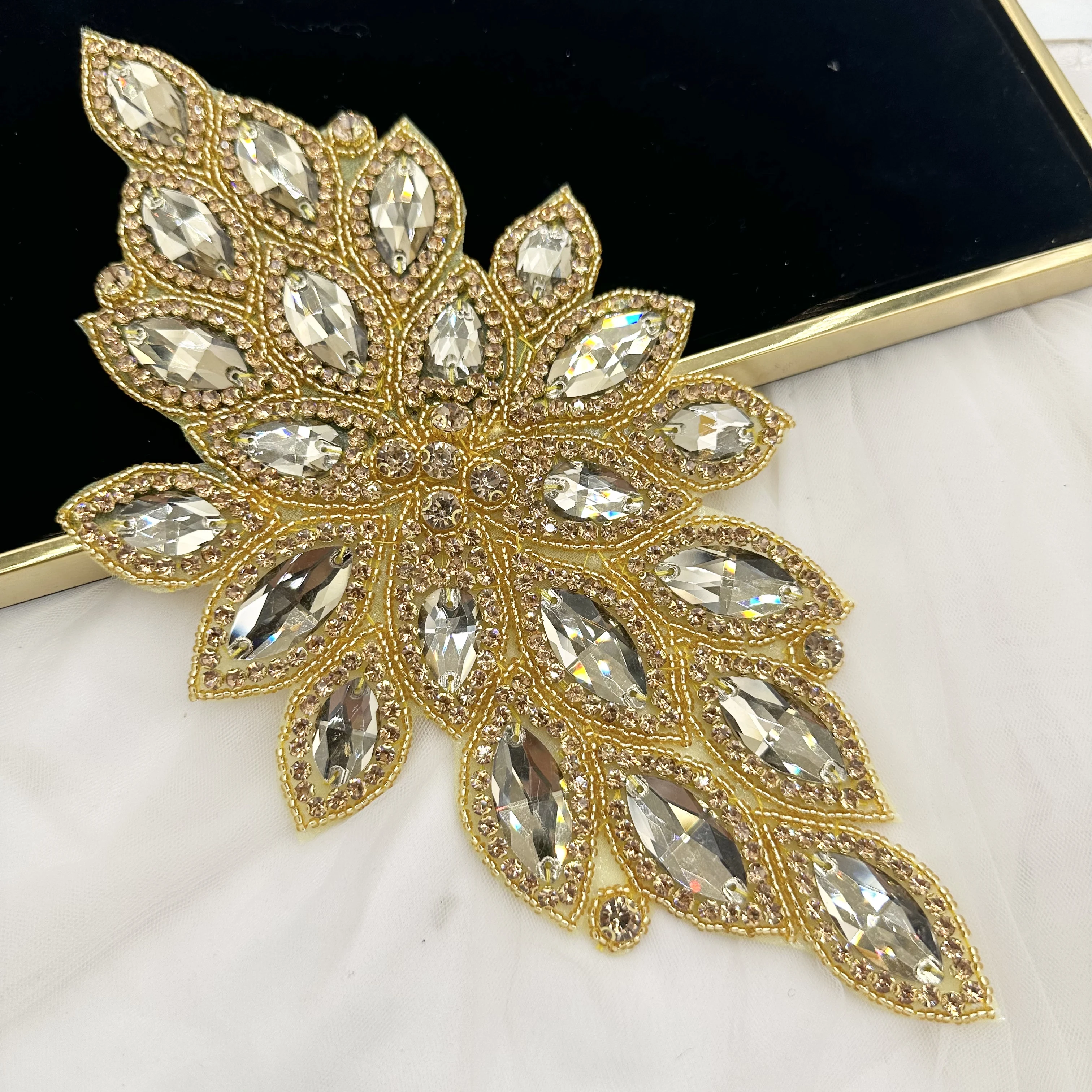 Fleur de poitrine orange en strass de verre cousus main avec adhésif thermofusible pour robe de mariée, ceinture et perlage DIY