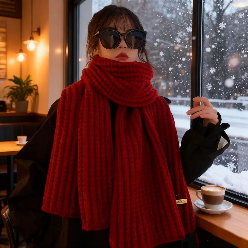 

Шикарные зимние одинаковые красные вязаные шарфы. Уютные и универсальные теплые шарфы для шеи. Теплый аксессуар унисекс. Студенческая мода.