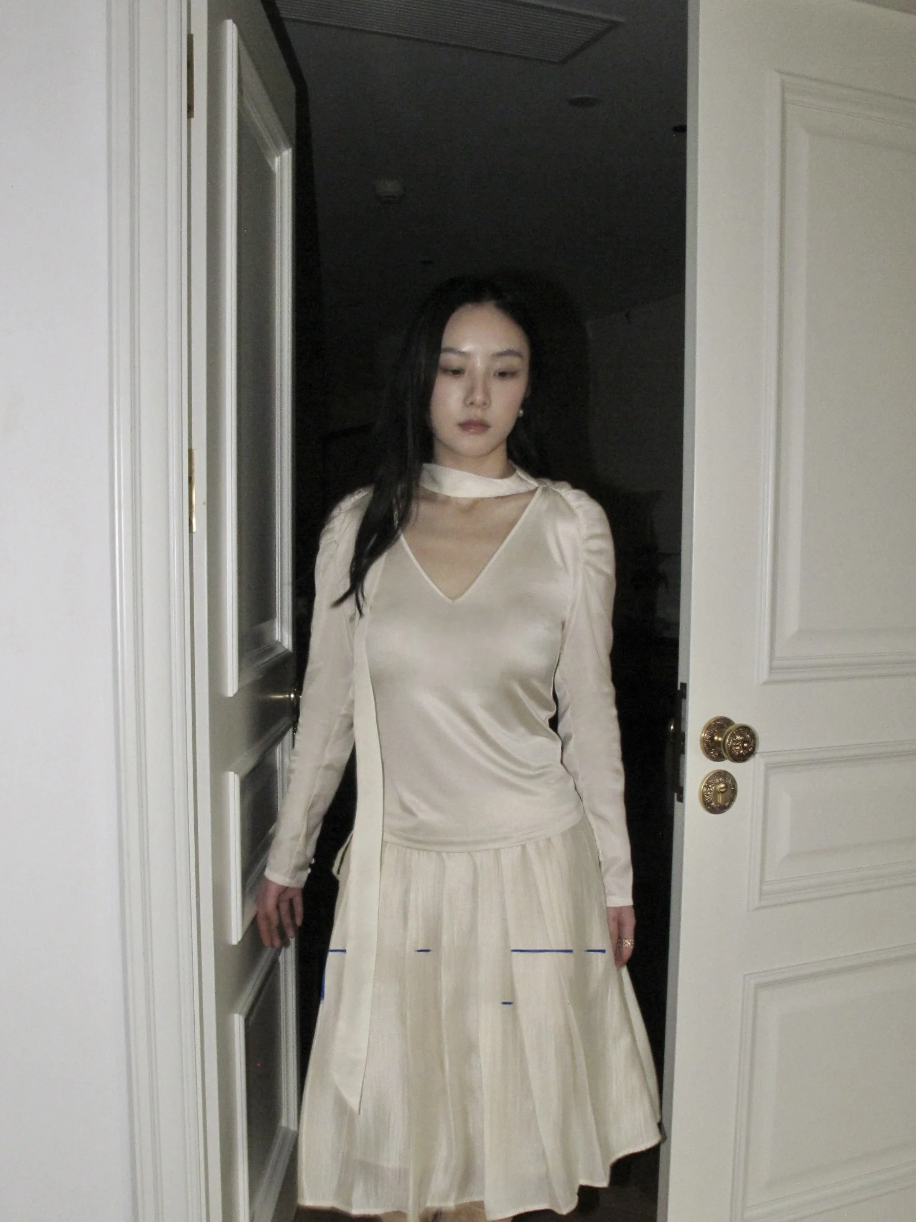 

Женский повседневный топ FEIEDETE из ацетатного трикотажа с V-образным вырезом, прямым кроем, длинными рукавами и вставками из перламутрового белого материала.