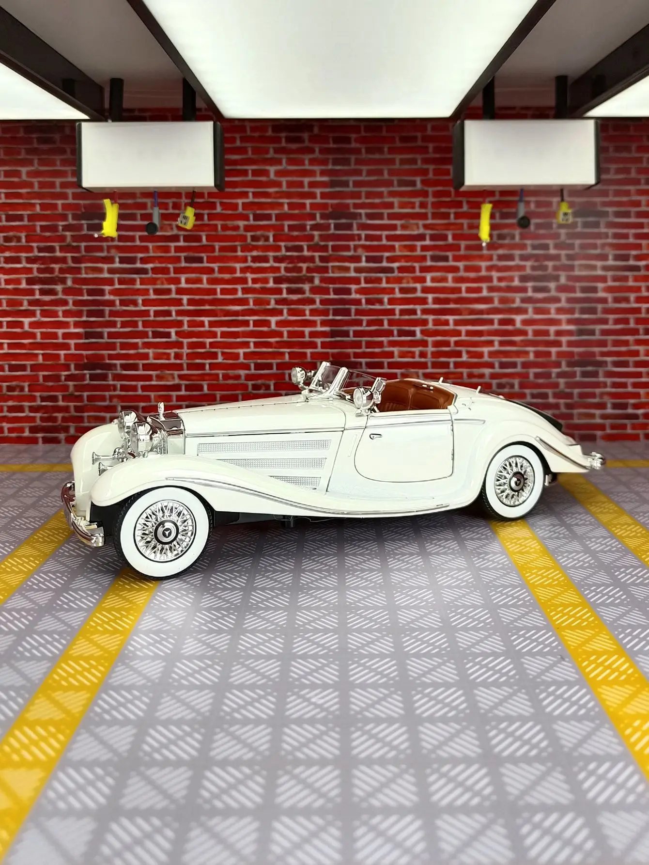 Coche clásico Mercedes-Benz 500K 1:24, aleación de Metal, modelo de coche fundido a presión, sonido y luz, colección de escritorio, adornos de Hobby, regalo para niño