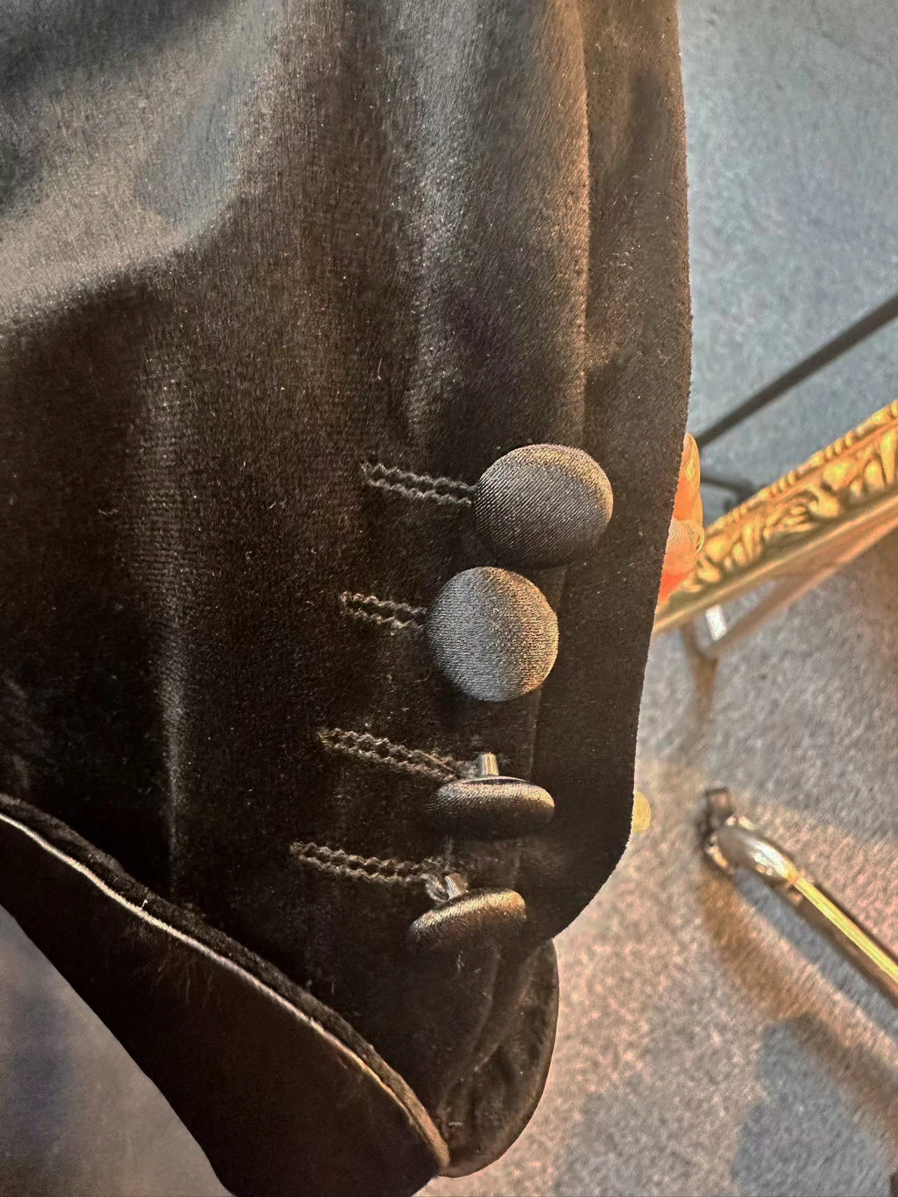 黒ベルベットメンズスーツセットコスチュームオムスリムフィットウェディンググルームタキシードジャケット+パンツサテンピークドラペルビジネスカジュアルスーツエレガント