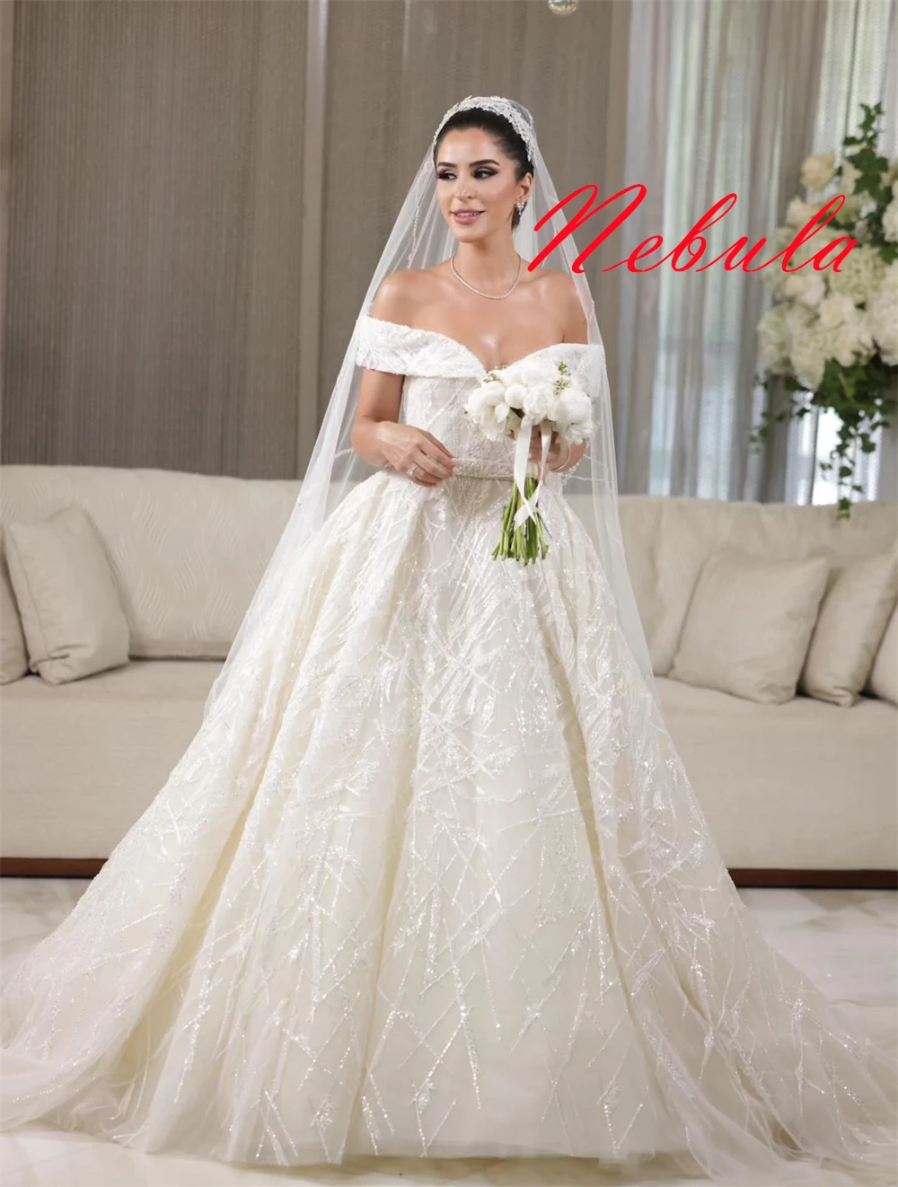 

Customized White Tulle Wedding Dress Temperament Strapless Off the Shoulder Short Sleeves Bridal Gowns Chapel Train Dress