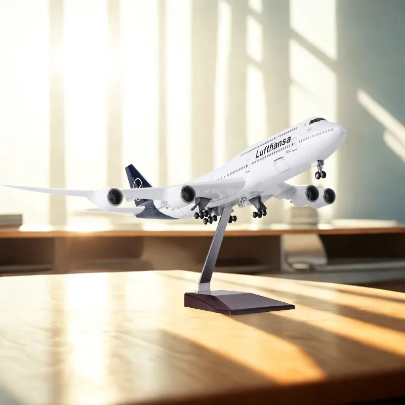 

747-8 Lufthansa New Livery Model Plane Display 1/150 Scale Miniature Airplane Home Decoration W Light and Wheel