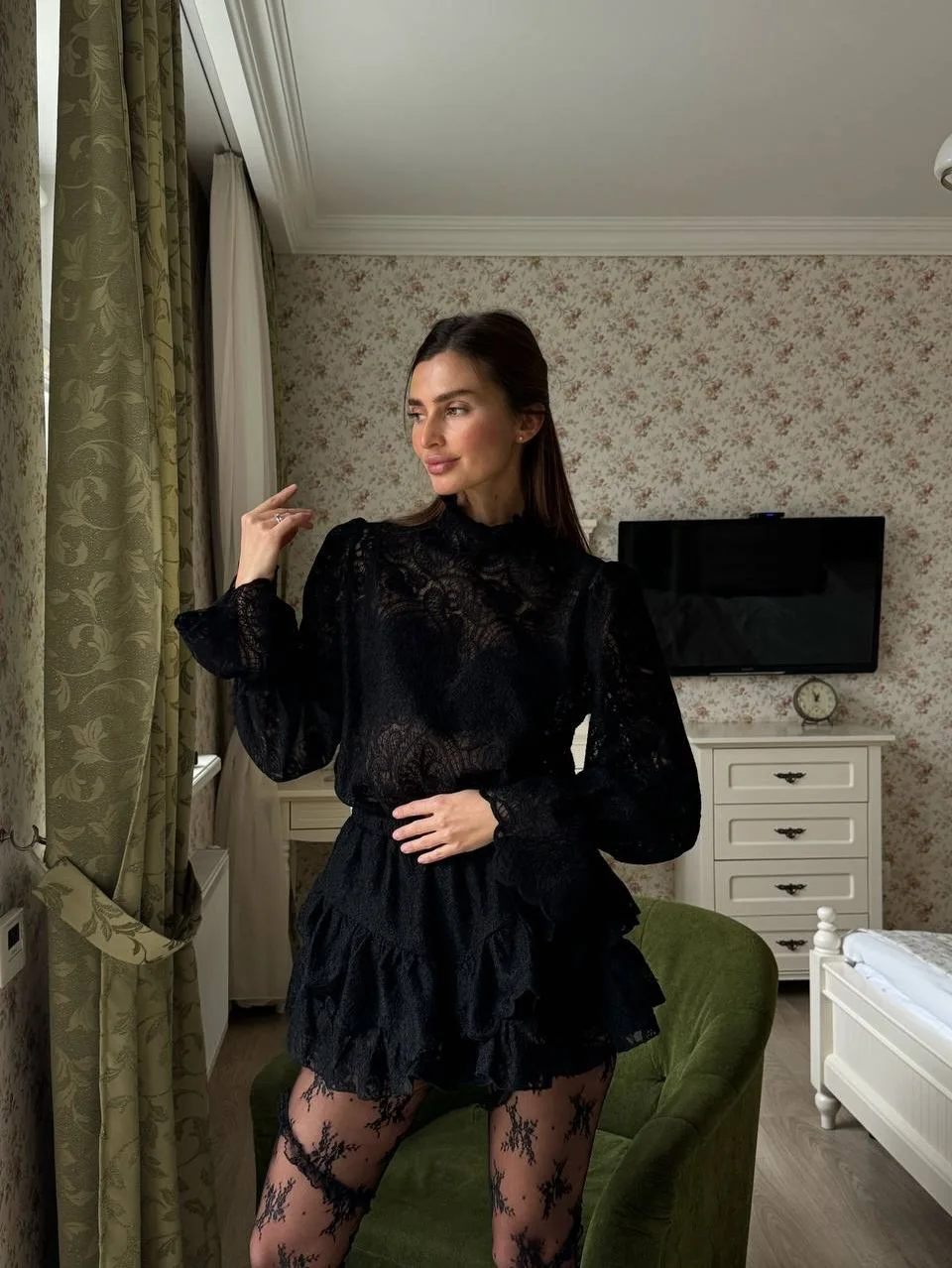 Ein modisches, durchsichtiges Set mit Laternenärmeln, Stehkragen und Diamant-Mesh für Damen im Frühling und Sommer. Ein zweiteiliger Nischen-Kuchenrock