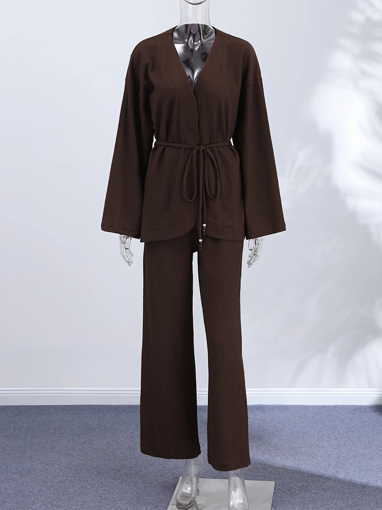 Texturiertes Spitzen-Oberteil mit V-Ausschnitt und Schnürung, Hosenanzüge für Damen, sexy Oberteile mit Fledermausärmeln und geraden Hosen mit hoher Taille, bezaubernde Damen-Outfits – Detail 4