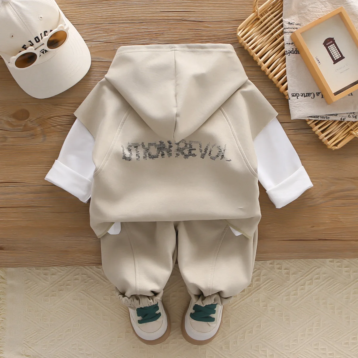 خريف 2025 ملابس أطفال أولادي جديدة من 18 إلى 24 شهرًا سترة رياضية بدون أكمام مع قلنسوة + تي شيرت + سراويل أطفال أولاد ملابس عيد الميلاد الأول
