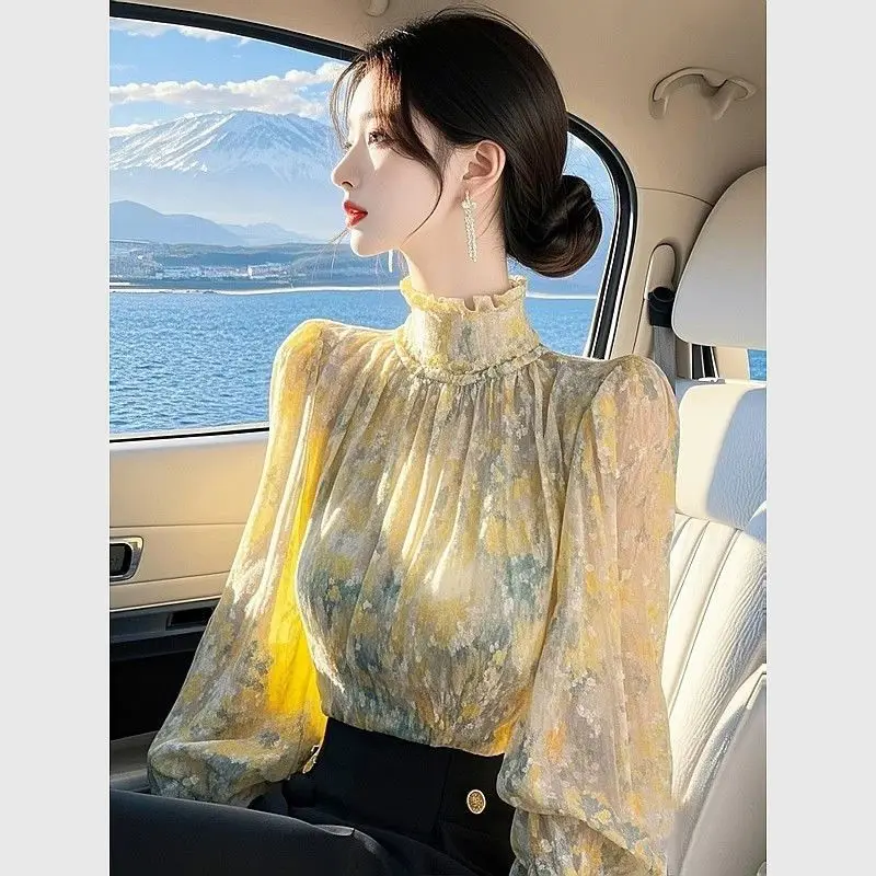 

Новый уникальный красивый элегантный желтый топ с воротником-стойкой и принтом во французском стиле