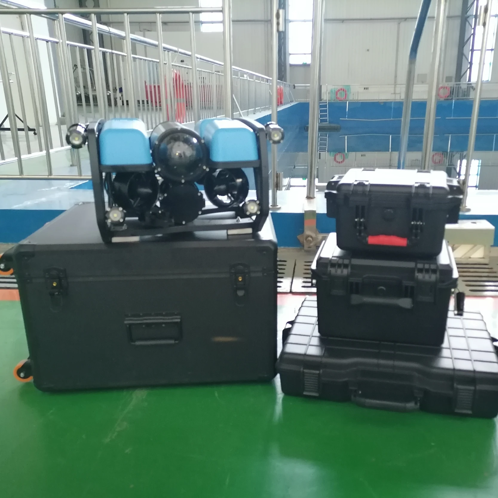 روبوت قوي تحت الماء مع جهاز تحكم عن بعد بعمق 100 متر للبحث والإنقاذ تحت الماء