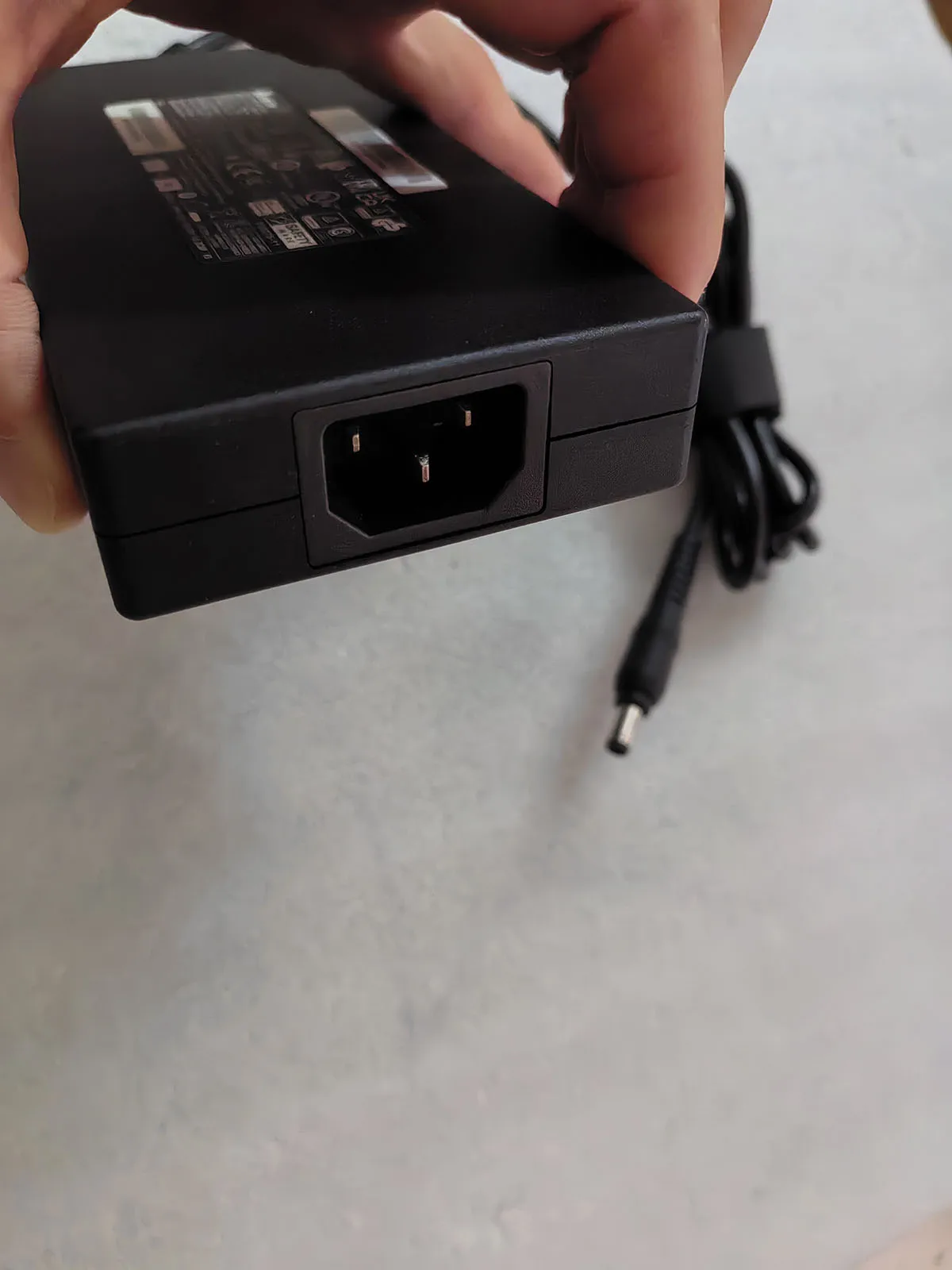 حقيقي سليم دلتا 20 فولت 12A ADP-20EB D 5.5 مللي متر 240 واط محول التيار المتردد لأجهزة الكمبيوتر المحمول ThundeRobot S RTX5070TI 2025