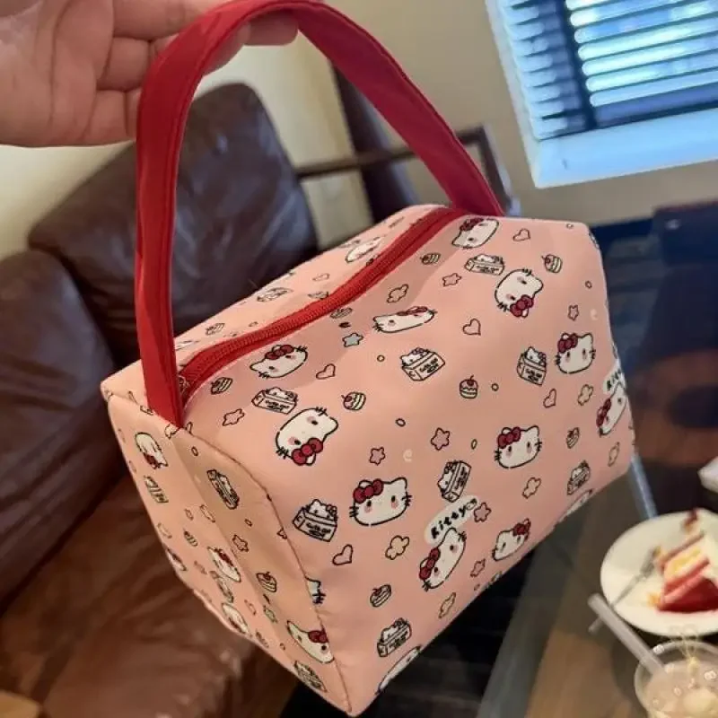 

Косметичка Hello Kitty с принтом, большая вместимость, портативная сумка Sanrio для хранения, трехмерная милая аниме-сумочка для умывания и хранения